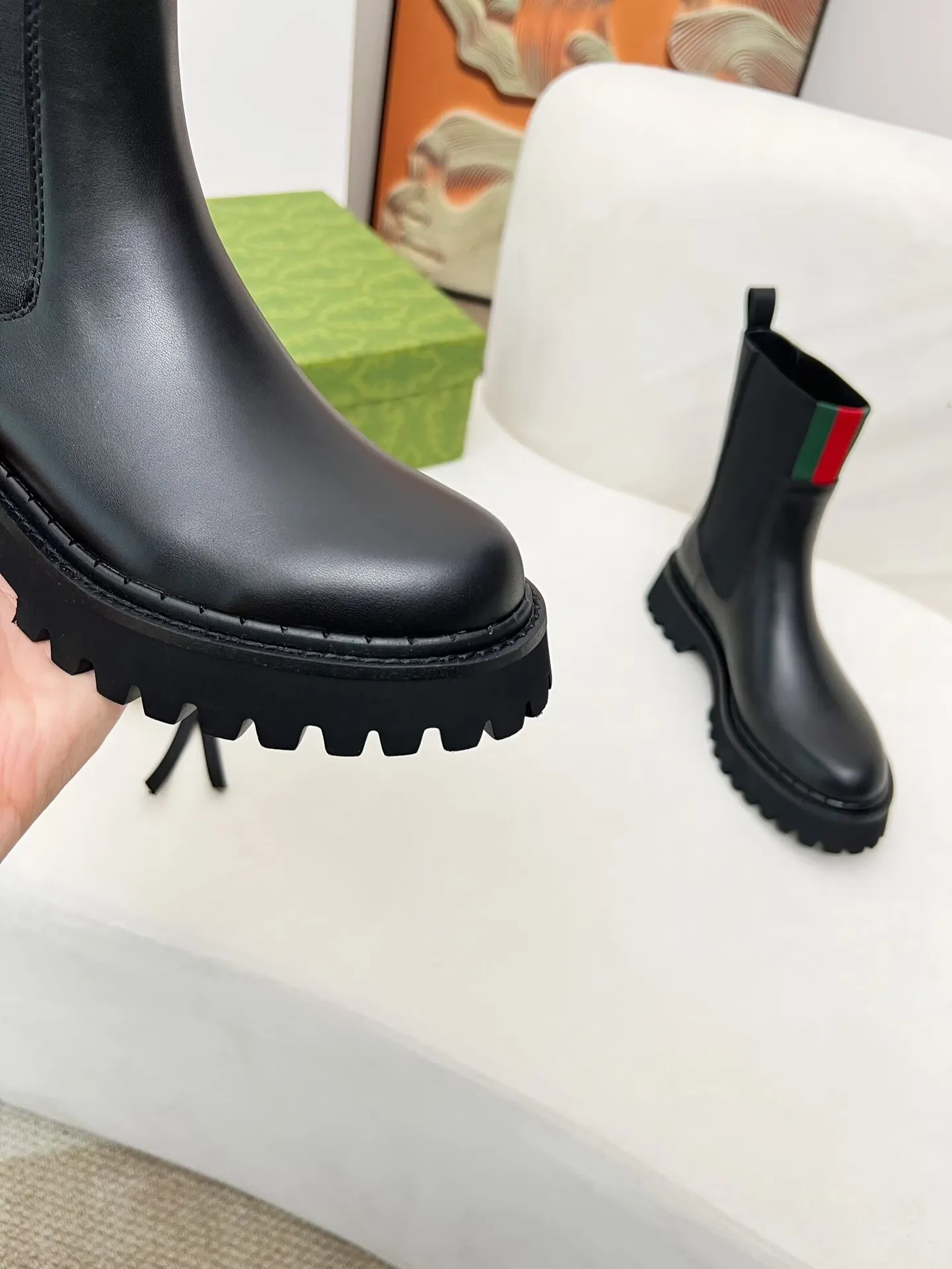 👟👟Ex-factory price 600👟👟 2025 latest version of Gucci GUCCI versatile Martin boots, easy to put on and take off, brand webbing color matching Heel height: 5cm Fabric: cowhide/open edge beads Inner/foot pads: black cowhide 🐂 Outsole is made of foam outsole Color: black Code number: 34-40. 34 and 41 42 Need to be customized Packaging: Comes with card and cloth bag.